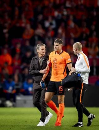 EINDHOVEN - Micky van de Ven of the Netherlands leaves the field injured during the UEFA Nations League match between the Netherlands and Serbia at the Philips Stadium on October 4, 2026, in Eindhoven, the Netherlands. KOEN VAN WEEL ANP xVIxANPxSportx xxANPxIVx 571574340 originalFilename: 571574340