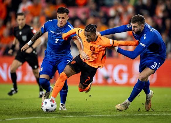 EINDHOVEN - (lr) Aleksandar Stankovic of Serbia, Crysencio Summerville of the Netherlands and Strahinja Pavlovic of Serbia during the UEFA Nations League match between the Netherlands and Serbia at the Philips Stadium on 4 October 2026 in Eindhoven, the Netherlands. KOEN VAN WEEL ANP xVIxANPxSportx xxANPxIVx 571574507 originalFilename: 571574507
