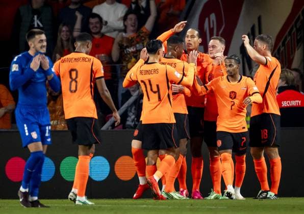 EINDHOVEN - (lr) Ryan Gravenberch of the Netherlands, Tijjani Reijnders of the Netherlands, Denzel Dumfries of the Netherlands, Virgil van Dijk of the Netherlands, Teun Koopmeiners of the Netherlands, Crysencio Summerville of the Netherlands and Joey Veerman of the Netherlands celebrate Teun Koopmeiners 1-0 goal during the UEFA Nations League match between the Netherlands and Serbia at the Philips Stadium on October 4, 2026 in Eindhoven, the Netherlands. KOEN VAN WEEL ANP xVIxANPxSportx xxANPxIVx 571574578 originalFilename: 571574578