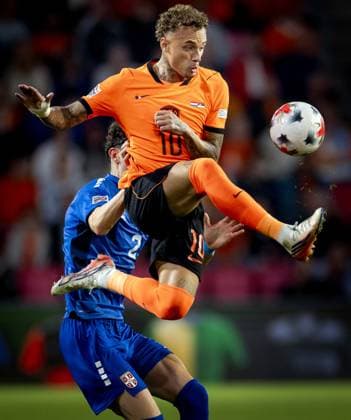 EINDHOVEN - (lr) Kosta Nedeljkovic of Serbia and Noa Lang of the Netherlands during the UEFA Nations League match between the Netherlands and Serbia at the Philips Stadium on October 4, 2026 in Eindhoven, the Netherlands. KOEN VAN WEEL ANP xVIxANPxSportx xxANPxIVx 571574615 originalFilename: 571574615