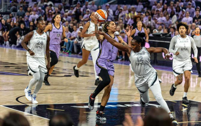 WNBA, Basketball Damen, USA Semi Finals Game 1 2026: Las Vegas Vs Golden State OCT 4 OCT 04 2026 San Francisco, CA U.S.A. Golden State Valkyries forward Gabby Williams (1)drives to the basket against Las Vegas Aces guard Chelsea Gray (12) during the WNBA semifinals playoff game 1 western conference between the Las Vegas Aces and the Golden State Valkyries at the Chase Centers. Thurman James CSM (Credit Image: Â Thurman James Cal Media) San Francisco Ca USA EDITORIAL USE ONLY Copyright: xx ZUMA-20261004_zma_c04_423.jpg ThurmanxJamesx csmphotothree531785