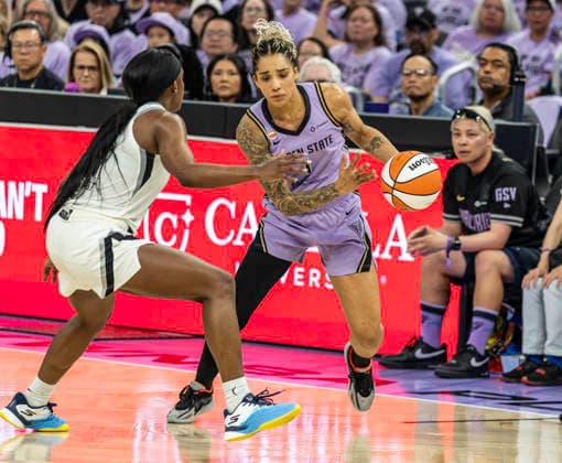 WNBA, Basketball Damen, USA Semi Finals Game 1 2026: Las Vegas Vs Golden State OCT 4 OCT 04 2026 San Francisco, CA U.S.A. Golden State Valkyries forward Gabby Williams (1)drives to the basket during the WNBA semifinals playoff game 1 western conference between the Las Vegas Aces and the Golden State Valkyries at the Chase Centers. Thurman James CSM (Credit Image: Â Thurman James Cal Media) San Francisco Ca USA EDITORIAL USE ONLY Copyright: xx ZUMA-20261004_zma_c04_429.jpg ThurmanxJamesx csmphotothree531795