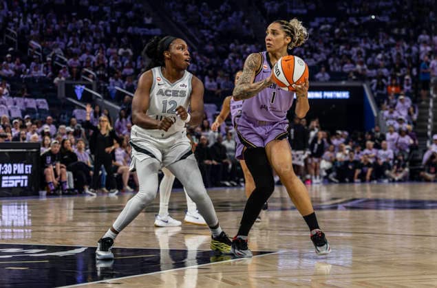 WNBA, Basketball Damen, USA Semi Finals Game 1 2026: Las Vegas Vs Golden State OCT 4 OCT 04 2026 San Francisco, CA U.S.A. Golden State Valkyries forward Gabby Williams (1)shoots the ball over Las Vegas Aces guard Chelsea Gray (12) during the WNBA semifinals playoff game 1 western conference between the Las Vegas Aces and the Golden State Valkyries at the Chase Centers. Thurman James CSM (Credit Image: Â Thurman James Cal Media) San Francisco Ca USA EDITORIAL USE ONLY Copyright: xx ZUMA-20261004_zma_c04_436.jpg ThurmanxJamesx csmphotothree531798