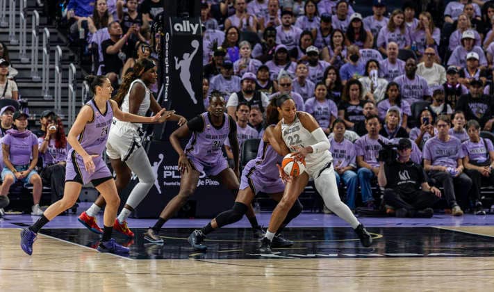 OCT 04 2026 San Francisco, CA U.S.A. Las Vegas Aces center A ja Wilson (22)battle for position in the paint during the WNBA, Basketball Damen, USA semifinals playoff game 1 western conference between the Las Vegas Aces and the Golden State Valkyries at the Chase Centers. CSM San Francisco USA - ZUMAc04_ 20261004_zma_c04_459 Copyright: xThurmanxJamesx