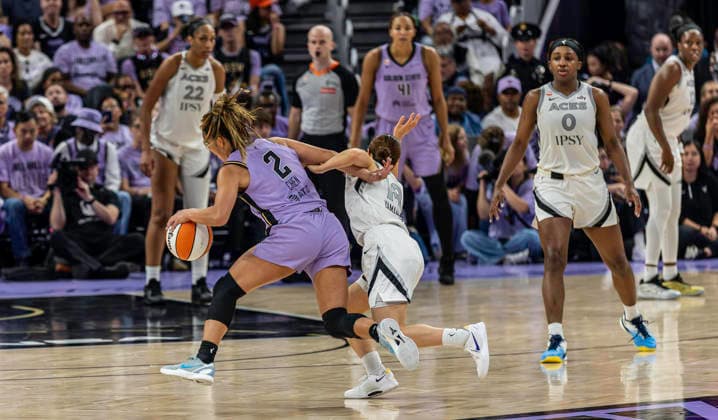 OCT 04 2026 San Francisco, CA U.S.A. Las Vegas Aces guard Mai Yamamoto (18)and Golden State Valkyries guard Kaitlyn Chen (2) collide on the court during the WNBA, Basketball Damen, USA semifinals playoff game 1 western conference between the Las Vegas Aces and the Golden State Valkyries at the Chase Centers. CSM San Francisco USA - ZUMAc04_ 20261004_zma_c04_461 Copyright: xThurmanxJamesx