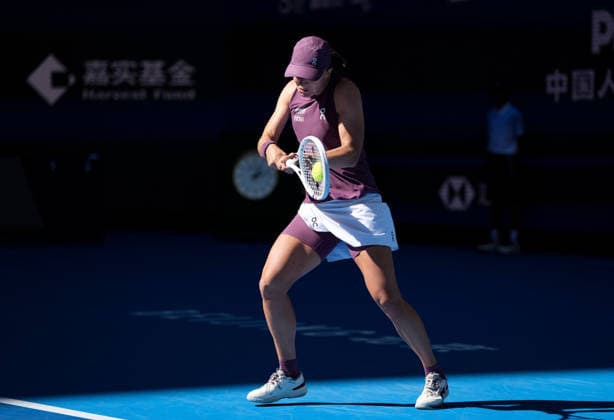 (261005) -- BEIJING, Oct. 5, 2026 -- Iga Swiatek of Poland hits a return during the women s singles round of 32 match against Donna Vekic of Croatia at 2026 China Open tennis tournament in Beijing, China, Oct. 5, 2026. ) (SP)CHINA-BEIJING-TENNIS-CHINA OPEN-WOMEN S SINGLES(CN) SunxFei 