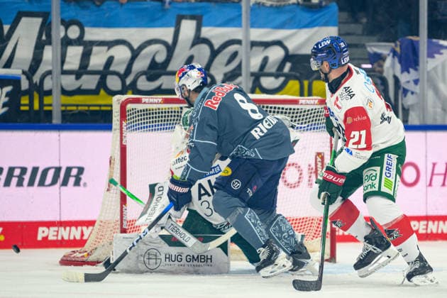 Hockey, DEL, 20261004, EHC Red Bull Munich vs. Augsburg Panthers. Pictured, from left: Goaltender Tobias Ancicka (Augsburg, 45), Tobias Rieder (Munich, 8), and Maximilian Glötzl (Augsburg, 21). Munich SAP Garden, Bavaria, Germany Copyright: Passion2Press MarkusxFischerx