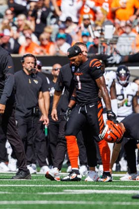 Oct 4, 2026; Cincinnati, OH, USA; Cincinnati Bengals wide receiver Ja Marr Chase (1) walks off of the field with a concussion during NFL, American Football Herren, USA game action against the Jacksonville Jaguars at Paycor Stadium. Mandatory Credit: -Cal Media - ZUMAc04_ 20261004_zma_c04_531 Copyright: xJohnxMersitsx