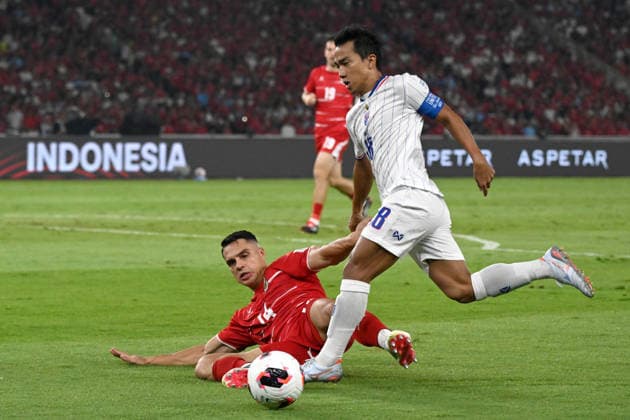 (261005) -- JAKARTA, Oct. 5, 2026 -- Joey Pelupessy (L) of Indonesia vies with Chanathip Songkrasin of Thailand during the FIFA ASEAN Cup 2026 Division 1 Final Match between Indonesia and Thailand at Gelora Bung Karno Stadium in Jakarta, Indonesia, Oct. 5, 2026. ) (SP)INDONESIA-JAKARTA-FOOTBALL-FIFA ASEAN CUP 2026-DIVISION 1-FINAL-INDONESIA VS THAILAND AgungxKuncahyaxB. 