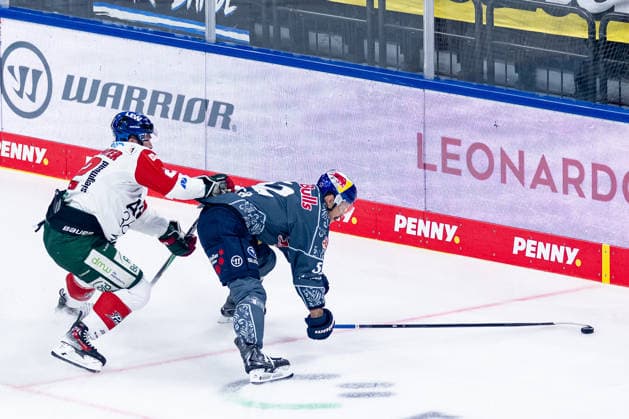 Battle for the Puck: Face-off between Noel Hoefenmayer of the Augsburger Panther, 22, and Patrick Hager of EHC Red Bull Munich, 52 (GER), EHC Red Bull Munich vs. Augsburger Panther, DEL, 2026–2027 season, Matchday 6, October 4, 2026 Photo: HMB Media, Franz Feiner Copyright: HMBxMedia FranzxFeiner