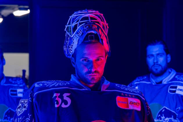Mathias Niederberger, goalie for EHC Red Bull Munich, 35, waits in the players’ tunnel, bathed in red and blue light, for the team to take the ice. Portrait, GER, EHC Red Bull Munich vs. Augsburger Panther, DEL, 2026–2027 season, Matchday 6, October 4, 2026. Photo: HMB Media, Heike Feiner Copyright: HMBxMedia HeikexFeiner
