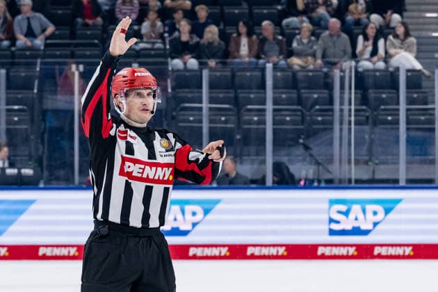 Head Referee Andre Schrader (GER), EHC Red Bull Munich vs. Augsburger Panther, DEL, 2026–2027 season, Matchday 6, October 4, 2026. Photo: HMB Media, Heike Feiner Copyright: HMBxMedia HeikexFeiner