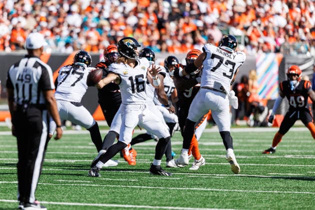 Oct 4, 2026; Cincinnati, OH, USA; Jacksonville Jaguars quarterback Trevor Lawrence (16) passes the ballduring NFL, American Football Herren, USA game action against the Cincinnati Bengals at Paycor Stadium. Mandatory Credit: -Cal Media - ZUMAc04_ 20261004_zma_c04_581 Copyright: xJohnxMersitsx