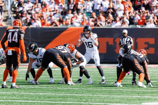 Oct 4, 2026; Cincinnati, OH, USA; Jacksonville Jaguars quarterback Trevor Lawrence (16) directs the offense during NFL, American Football Herren, USA game action against the Cincinnati Bengals at Paycor Stadium. Mandatory Credit: -Cal Media - ZUMAc04_ 20261004_zma_c04_584 Copyright: xJohnxMersitsx