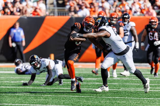 Oct 4, 2026; Cincinnati, OH, USA; Cincinnati Bengals wide receiver Tee Higgins (5) runs the ball as. Jacksonville Jaguars defensive lineman Josh Hines-Allen (41) pursues during NFL, American Football Herren, USA game action at Paycor Stadium. Mandatory Credit: -Cal Media - ZUMAc04_ 20261004_zma_c04_596 Copyright: xJohnxMersitsx