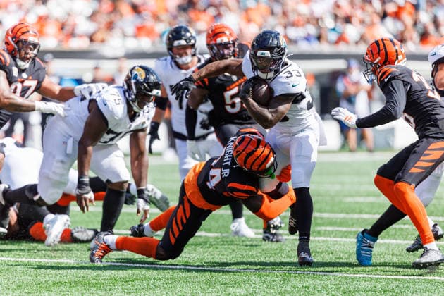 Oct 4, 2026; Cincinnati, OH, USA; Jacksonville Jaguars running back Bhayshul Tuten (33) runs with the ball during NFL, American Football Herren, USA game action against the Cincinnati Bengals at Paycor Stadium. Mandatory Credit: -Cal Media - ZUMAc04_ 20261004_zma_c04_600 Copyright: xJohnxMersitsx