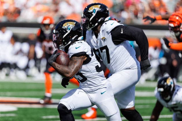 Oct 4, 2026; Cincinnati, OH, USA; Jacksonville Jaguars running back Bhayshul Tuten (33) runs with the ball during NFL, American Football Herren, USA game action against the Cincinnati Bengals at Paycor Stadium. Mandatory Credit: -Cal Media - ZUMAc04_ 20261004_zma_c04_609 Copyright: xJohnxMersitsx
