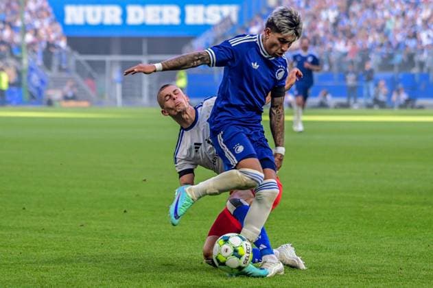 Miro Muheim (HSV) makes a sliding tackle on Maher Carrizo (Copenhagen) Germany, Hamburg, Volksparkstadion, soccer, Bundesliga 1, friendly, Hamburger SV vs. FC Copenhagen