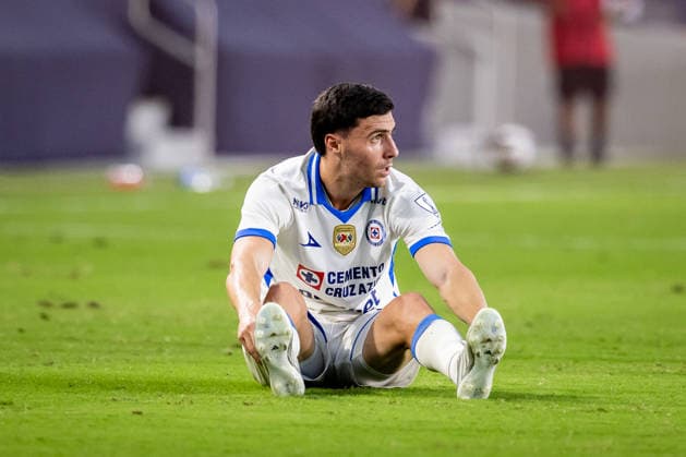 Los Angeles Galaxy v Cruz Azul Frindly Match Jose Paradela 2 of Cruz Azul reacts after a play during the friendly football match between Los Angeles Galaxy and Cruz Azul at Dignity Health Park. on October 4, 2026 in Carson, California. (Photo by Arturo Cordero Eyepix Group) Copyright: xArturoxCordero xEyepixxGroupx AC_04102026_198276