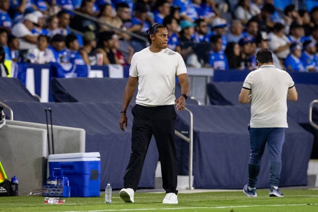 Los Angeles Galaxy v Cruz Azul Frindly Match Cruz Azul Head Coach Joel Huiqui looks on during the friendly football match between Los Angeles Galaxy and Cruz Azul at Dignity Health Park. on October 4, 2026 in Carson, California. (Photo by Arturo Cordero Eyepix Group) Copyright: xArturoxCordero xEyepixxGroupx AC_04102026_198245