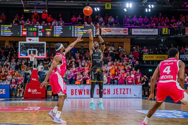 1 Basketball Bundesliga, easyCredit BBL, 2026–2027 Season, Men s Division, Regular Season, Matchday 4, October 5, 2026, RASTA Vechta vs. Basketball Löwen Braunschweig: De Jour Reaves 3; Basketball Löwen Braunschweig taking a jump shot at the RASTA Dome in Vechta, Lower Saxony, Germany