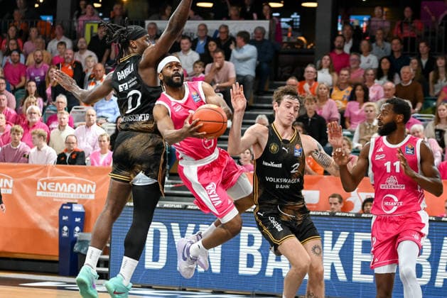 Lloyd Pandi (RASTA Vechta, 02) goes head-to-head with Zaba Bangala (Basketball Löwen Braunschweig, 00) and Benjamin Schroeder (Basketball Löwen Braunschweig, 02) in the RASTA Vechta vs. Basketball Löwen Braunschweig game, easyCredit Basketball Bundesliga, Matchday 4, 2026–2027 season, October 5, 2026, RASTA Vechta vs. Basketball Löwen Braunschweig, easyCredit Basketball Bundesliga, Matchday 4, 2026–2027 season, October 5, 2026, Vechta Copyright: xEibner-Pressefoto RobertxGertzenx EP_RGN
