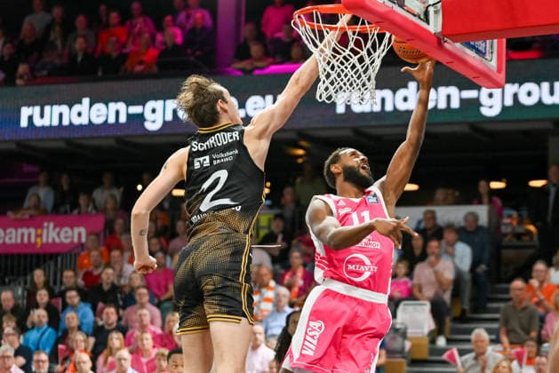 Matt Lewis (RASTA Vechta), 11 with the ball against Benjamin Schroeder (Basketball Löwen Braunschweig), 02 RASTA Vechta vs. Basketball Löwen Braunschweig, easyCredit Basketball Bundesliga, Matchday 4, 2026–2027 season, October 5, 2026, RASTA Vechta vs. Basketball Löwen Braunschweig, easyCredit Basketball Bundesliga, Matchday 4, 2026–2027 season, October 5, 2026, Vechta Copyright: xEibner-Pressefoto RobertxGertzenx EP_RGN