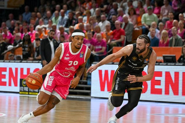 Nelson Weidemann of RASTA Vechta, 30, with the ball against Devin Askew of Basketball Löwen Braunschweig, 05 RASTA Vechta vs. Basketball Löwen Braunschweig, easyCredit Basketball Bundesliga, Matchday 4, 2026–2027 season, October 5, 2026, RASTA Vechta vs. Basketball Löwen Braunschweig, easyCredit Basketball Bundesliga, Matchday 4, 2026–2027 season, October 5, 2026, Vechta Copyright: xEibner-Pressefoto RobertxGertzenx EP_RGN