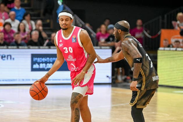 Nelson Weidemann of RASTA Vechta, 30, on the ball against De Jour Reaves of Basketball Löwen Braunschweig, 03 RASTA Vechta vs. Basketball Löwen Braunschweig, easyCredit Basketball Bundesliga, Matchday 4, 2026–2027 season, October 5, 2026, RASTA Vechta vs. Basketball Löwen Braunschweig, easyCredit Basketball Bundesliga, Matchday 4, 2026–2027 season, October 5, 2026, Vechta Copyright: xEibner-Pressefoto RobertxGertzenx EP_RGN