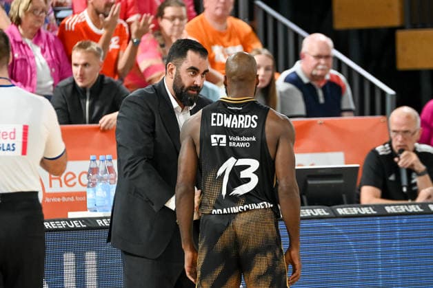 Ramon Diaz Sanchez, Basketball Loewen Braunschweig, Head Coach, speaks with Sheldon Edwards, Basketball Loewen Braunschweig; RASTA Vechta vs. Basketball Loewen Braunschweig, easyCredit Basketball Bundesliga, Matchday 4, 2026–2027 Season, October 5, 2026, RASTA Vechta vs. Basketball Löwen Braunschweig, easyCredit Basketball Bundesliga, Matchday 4, 2026–2027 season, October 5, 2026, Vechta Copyright: xEibner-Pressefoto RobertxGertzenx EP_RGN