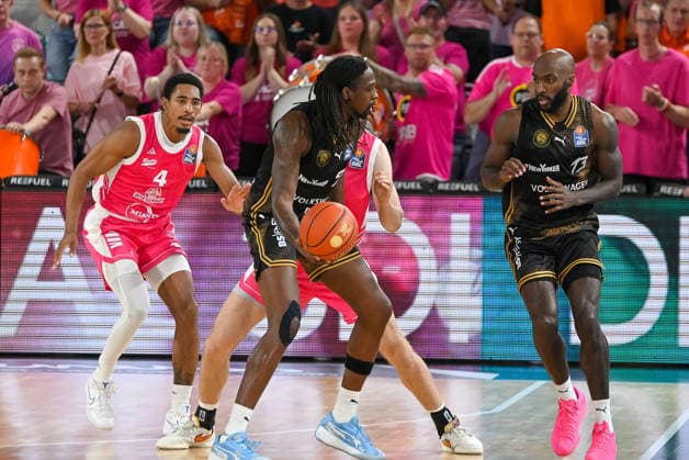 Tajh Green of Basketball Löwen Braunschweig, No. 55, passes the ball to Sheldon Edwards of Basketball Löwen Braunschweig, No. 13. RASTA Vechta vs. Basketball Löwen Braunschweig, easyCredit Basketball Bundesliga, Matchday 4, 2026–2027 season, October 5, 2026, RASTA Vechta vs. Basketball Löwen Braunschweig, easyCredit Basketball Bundesliga, Matchday 4, 2026–2027 season, October 5, 2026, Vechta Copyright: xEibner-Pressefoto RobertxGertzenx EP_RGN