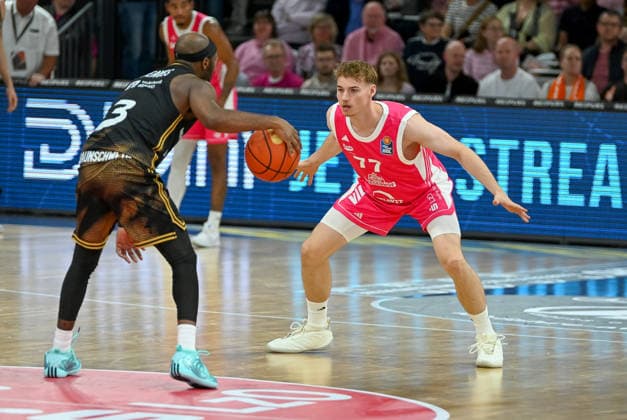 Timo Lanmueller (RASTA Vechta), No. 77, on defense against De Jour Reaves (Basketball Löwen Braunschweig), 03 RASTA Vechta vs. Basketball Löwen Braunschweig, easyCredit Basketball Bundesliga, Matchday 4, 2026–2027 season, October 5, 2026, RASTA Vechta vs. Basketball Löwen Braunschweig, easyCredit Basketball Bundesliga, Matchday 4, 2026–2027 season, October 5, 2026, Vechta Copyright: xEibner-Pressefoto RobertxGertzenx EP_RGN