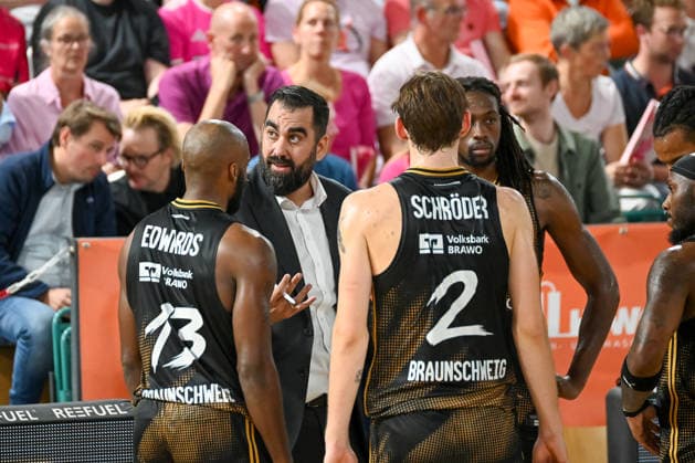 Ramon Diaz Sanchez, head coach of Basketball Loewen Braunschweig, speaks to his team ahead of the RASTA Vechta vs. Basketball Loewen Braunschweig game, easyCredit Basketball Bundesliga, Matchday 4, 2026–2027 season, October 5, 2026, RASTA Vechta vs. Basketball Löwen Braunschweig, easyCredit Basketball Bundesliga, Matchday 4, 2026–2027 season, October 5, 2026, Vechta Copyright: xEibner-Pressefoto RobertxGertzenx EP_RGN