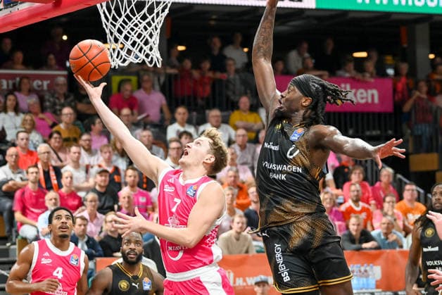 Peter Hemschemeier (RASTA Vechta), No. 7, goes head-to-head with Zaba Bangala (Basketball Löwen Braunschweig), No. 00; RASTA Vechta vs. Basketball Löwen Braunschweig, easyCredit Basketball Bundesliga, Matchday 4, 2026–2027 season, October 5, 2026, RASTA Vechta vs. Basketball Löwen Braunschweig, easyCredit Basketball Bundesliga, Matchday 4, 2026–2027 season, October 5, 2026, Vechta Copyright: xEibner-Pressefoto RobertxGertzenx EP_RGN