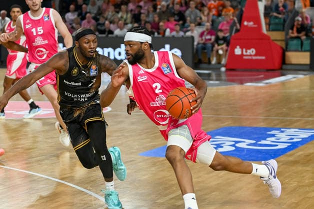 Lloyd Pandi, RASTA Vechta, 02 on the ball against De Jour Reaves, Basketball Löwen Braunschweig, 03 RASTA Vechta vs. Basketball Löwen Braunschweig, easyCredit Basketball Bundesliga, Matchday 4, 2026–2027 season, October 5, 2026, RASTA Vechta vs. Basketball Löwen Braunschweig, easyCredit Basketball Bundesliga, Matchday 4, 2026–2027 season, October 5, 2026, Vechta Copyright: xEibner-Pressefoto RobertxGertzenx EP_RGN