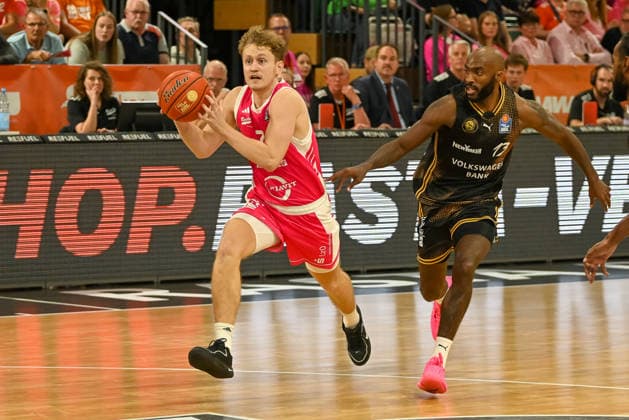 Peter Hemschemeier (RASTA Vechta), No. 7, in a running duel with Sheldon Edwards (Basketball Löwen Braunschweig), No. 13; RASTA Vechta vs. Basketball Löwen Braunschweig, easyCredit Basketball Bundesliga, Matchday 4, 2026–2027 season, October 5, 2026, RASTA Vechta vs. Basketball Löwen Braunschweig, easyCredit Basketball Bundesliga, Matchday 4, 2026–2027 season, October 5, 2026, Vechta Copyright: xEibner-Pressefoto RobertxGertzenx EP_RGN