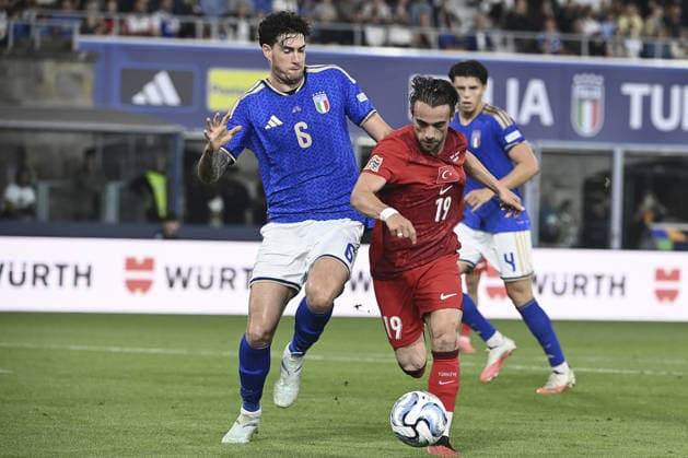 Italy v Turkiye - UEFA Nations League ?????? BOLOGNA, ITALY, OCTOBER 05: Yunus Akgun (R), of Turkiye, is challenged by Alessandro Bastoni (L), of Italy, during the UEFA Nations League Group A1 League phase football match between Italy and Turkiye at the Renato Dall’Ara stadium in Bologna, Italy, on October 05, 2026. Isabella Bonotto Anadolu Bologna Italy. Editorial use only. Please get in touch for any other usage.  Copyright: x2026xAnadoluxIsabellaxBonottox
