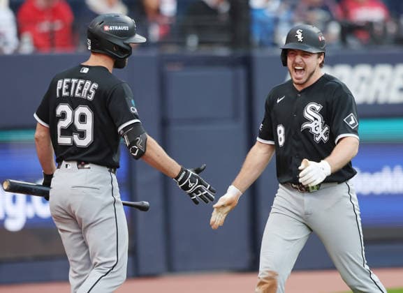 Chicago White Sox Kyle Teel (8) celebrates with Tristan Peters (29) after scoring on an rbi-single by Munetaka Murakami against the Cleveland Guardians in the fourth inning in an MLB, Baseball Herren, USA American League Division Series playoff game at Progressive Field in Cleveland, Ohio, on Monday, October 5, 2026. CLE20261005712 AARONxJOSEFCZYK