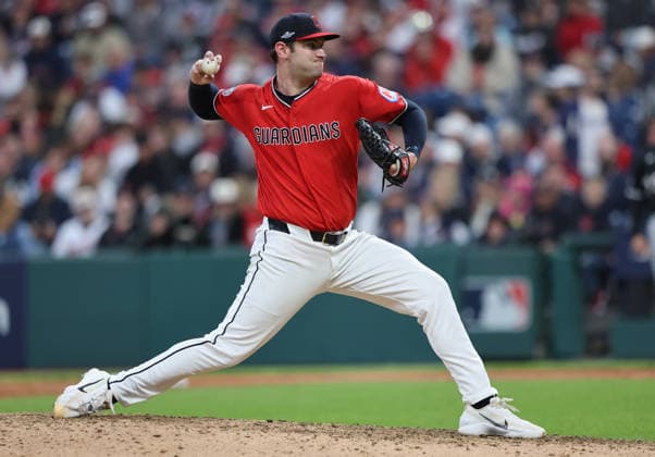 Cleveland Guardians pitcher Gavin Williams (32) throws in the sixth inning against the Chicago White Sox in an MLB, Baseball Herren, USA American League Division Series playoff game at Progressive Field in Cleveland, Ohio, on Monday, October 5, 2026. CLE20261005719 AARONxJOSEFCZYK