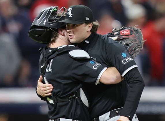Chicago White Sox pitcher Grant Taylor (31) celebrates with catcher Kyle Teel (8) after the White Sox defeated the Cleveland Guardians 4-3 in an MLB, Baseball Herren, USA American League Division Series playoff game at Progressive Field in Cleveland, Ohio, on Monday, October 5, 2026. The White Sox take a 2-0 lead in the best-of-five series. CLE20261005731 AARONxJOSEFCZYK
