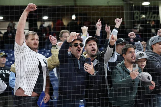 Chicago White Sox fans celebrate after the White Sox defeated the Cleveland Guardians 4-3 in an MLB, Baseball Herren, USA American League Division Series playoff game at Progressive Field in Cleveland, Ohio, on Monday, October 5, 2026. The White Sox take a 2-0 lead in the best-of-five series. CLE20261005733 AARONxJOSEFCZYK