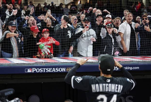 Chicago White Sox right fielder Braden Montgomery (24) waves to White Sox fans after they defeated the Cleveland Guardians 4-3 in an MLB, Baseball Herren, USA American League Division Series playoff game at Progressive Field in Cleveland, Ohio, on Monday, October 5, 2026. The White Sox take a 2-0 lead in the best-of-five series. CLE20261005735 AARONxJOSEFCZYK
