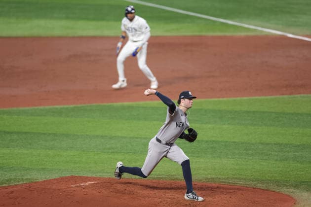 October 5, 2026, St. Petersburg, Florida, USA: New York Yankees pitcher CAM SCHLITTLER (31) throws a pitch during game 2 of the American League Division Series against the Tampa Bay Rays. The Tampa Bay Rays hosted the New York Yankees the at Tropicana Field in St. Petersburg, FL. St. Petersburg USA - ZUMAm299 20261005_znp_m299_041 Copyright: xTaylorxMcFeex