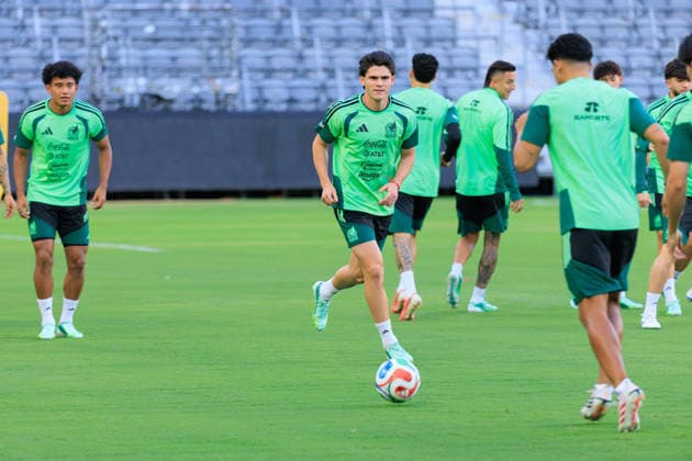 October 5, 2026, Los Angeles, California, USA: Israel Reyes 15 of Mexico during a practice on Monday, October 5, 2026 at BMO Stadium, in Los Angeles, California in preparation for an International Friendly, Länderspiel, Nationalmannschaft match against Chile on Tuesday October 6, 2026 at the Los Angeles Memorial Coliseum. JAVIER ROJAS PI Mexico press conference, PK, Pressekonferenz  - ZUMAp124 20261005_zaa_p124_042 Copyright: xJavierxRojasx