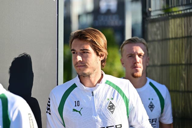 October 6, 2026, Mönchengladbach Soccer, Men s, 2026–2027 season, Borussia Mönchengladbach training session: Florian Neuhaus (Gladbach). In the background on the right: Isac Lidberg (Gladbach). DFL regulations prohibit any use of photographs as image sequences and or quasi-video content at Borussia Park, North Rhine-Westphalia, Germany