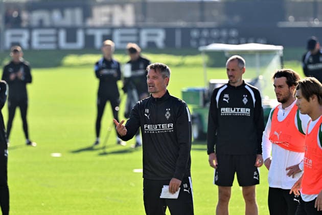 October 6, 2026, Mönchengladbach Soccer, Men s, 2026–2027 season, Borussia Mönchengladbach training: Alexander Blessin, Gladbach coach, gives instructions to the right of Joe Scally (Gladbach, 2nd from right) and Daiki Hashioka (Gladbach, right). DFL regulations prohibit any use of photographs as image sequences and or quasi-video content. Borussia Park, North Rhine-Westphalia, Germany