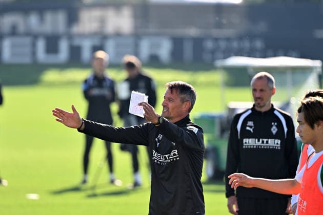 October 6, 2026, Mönchengladbach, Soccer, Men s, 2026–2027 Season, Borussia Mönchengladbach Training: Alexander Blessin, Gladbach Coach, Gives Instructions. DFL regulations prohibit any use of photographs as image sequences and or quasi-video footage at Borussia Park, North Rhine-Westphalia, Germany