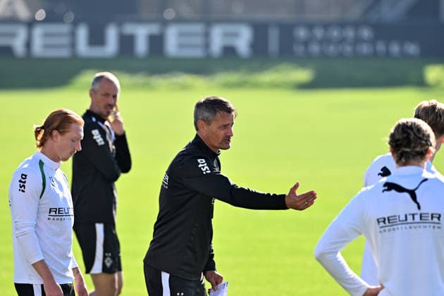 October 6, 2026, Mönchengladbach Soccer, Men s, 2026–2027 season, Borussia Mönchengladbach training: Alexander Blessin, Gladbach coach, gives instructions; on the left, Yukhym Konoplia, Gladbach. DFL regulations prohibit any use of photographs as image sequences and or quasi-video content at Borussia Park, North Rhine-Westphalia, Germany