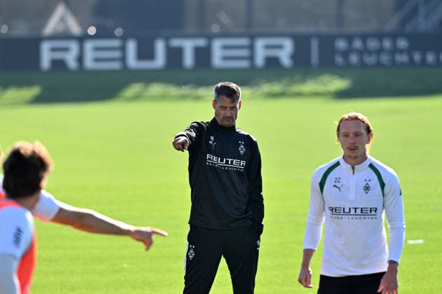 October 6, 2026, Mönchengladbach Soccer, Men s, 2026–2027 season, Borussia Mönchengladbach training session: Alexander Blessin, Gladbach coach, gives instructions; Yukhym Konoplia (Gladbach) is shown in the front right. DFL regulations prohibit any use of photographs as image sequences and or quasi-video content at Borussia Park, North Rhine-Westphalia, Germany