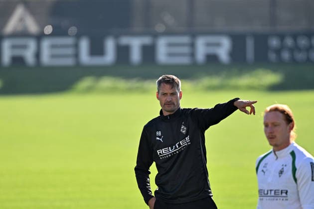 October 6, 2026, Mönchengladbach, Soccer, Men s, 2026–2027 Season, Borussia Mönchengladbach Training: Alexander Blessin, Gladbach Coach, Gives Instructions. DFL regulations prohibit any use of photographs as image sequences and or quasi-video footage at Borussia Park, North Rhine-Westphalia, Germany